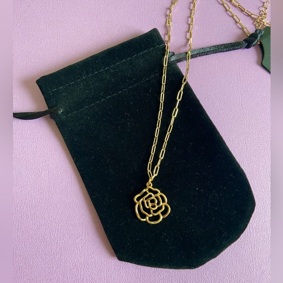 NWT! Beautiful link chain necklace with camellia flower pendant. - Picture 6 of 11